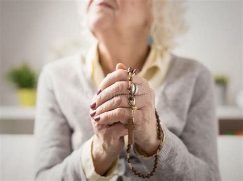 Abuela Que Ruega Con El Rosario Imagen De Archivo Imagen De Cruz