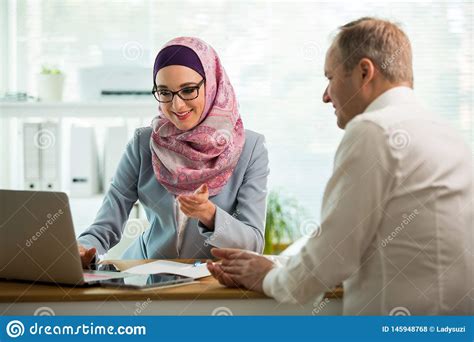 Mujer Elegante En El Hijab Que Hace La Conversaci N En El Escritorio