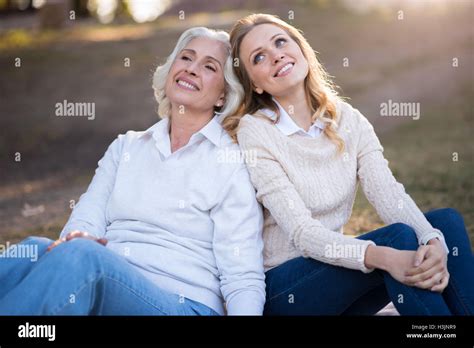 Femmes Assise Par Terre Banque De Photographies Et Dimages à Haute