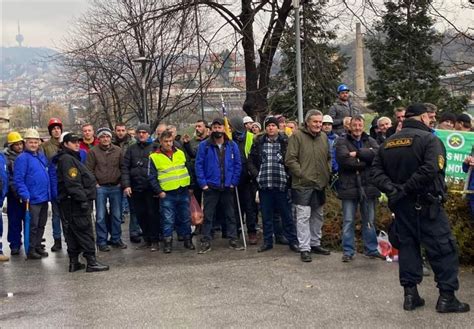 VIDEO Protest Rudara Ispred Zgrade Vlade FBiH Zbog Smanjenja Plate