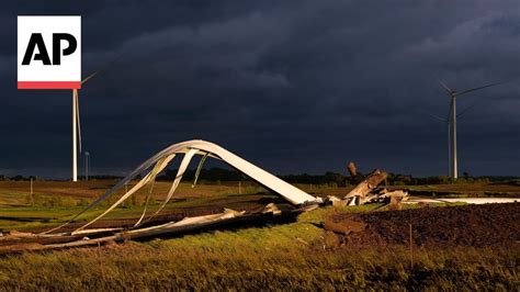 Multiple Tornadoes Take Down Several Wind Turbines In Iowa Youtube