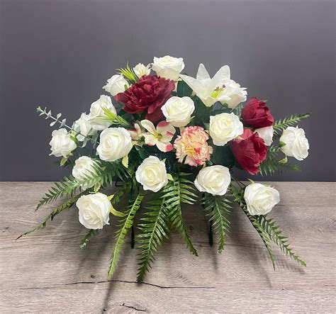 Arrangement Pour Pierre Tombale Bourgogne Et Blanc Fleuriste Desjardins