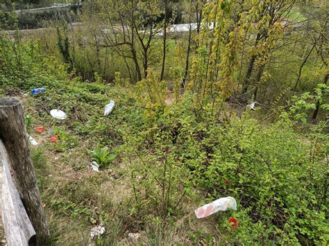 San Michele Sporcizia E Rifiuti Dopo I Picnic Di Pasquetta La Rabbia