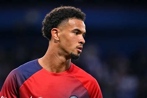 PSG Warren Zaïre Emery 18 ans et déjà dans la cour des grands