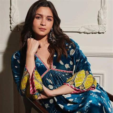 Alia Bhatt आलिया भट्टने सोशल मीडियावर शेअर केले काही खास फोटो पाहा आलियाचे क्यूट फोटो