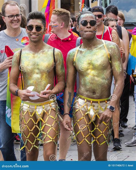 Dos Hombres Gay Teñidos En El Color Oro Que Asiste Al Desfile De Gay Pride También Conocido Como