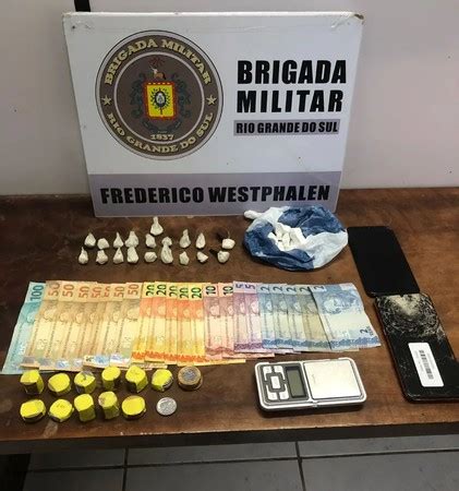 Homem Preso Ap S Ser Flagrado Pela Pol Cia Vendendo Drogas Em Fw