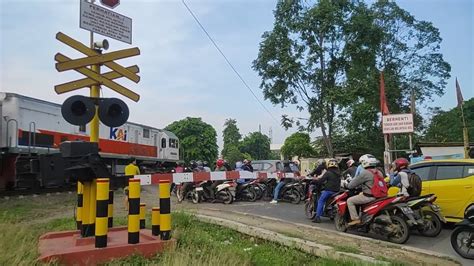 Palang Pintu Kereta Api Railroad Crossing Commuter Line Walahar