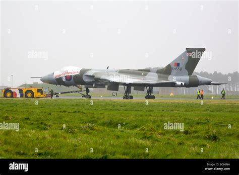 Ground Crew Preparing Avro Vulcan Bomber Aircraft For Flight Stock