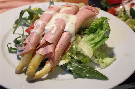 Salate Mit Fleischkäse Gebratener Leberkase Mit Ofenkartoffeln Und