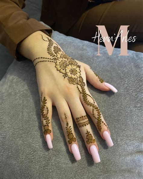 Pin By Anabia Hashmi On Henna In Henna Nails Simple Henna