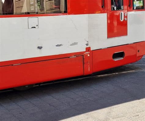 Straßenbahnen stoßen am Kleinschmieden zusammen Du bist Halle