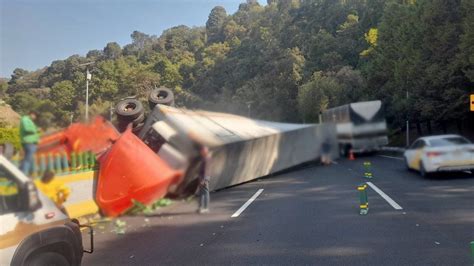 Tr Iler Vuelca En La Pera Y Desata Caos En La M Xico Cuernavaca Km