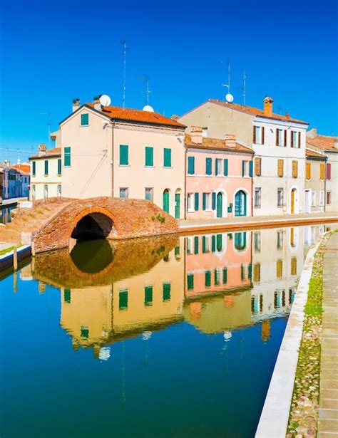 Vista De La Antigua Ciudad Italiana Con Casas De Colores Reflejadas En