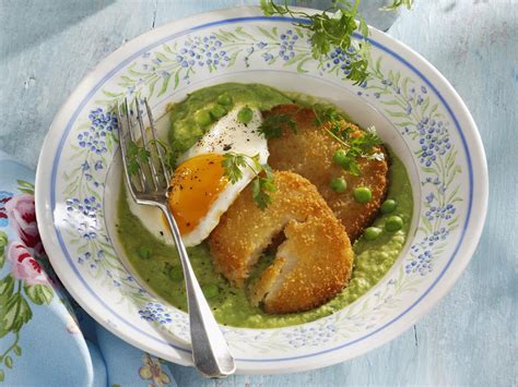 Sellerieschnitzel Mit Gebratenem Ei Auf Erbsenp Ree Rezept Eat Smarter