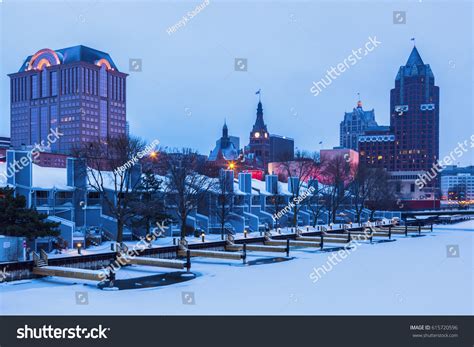 985 Milwaukee Wisconsin Winter Images, Stock Photos & Vectors ...