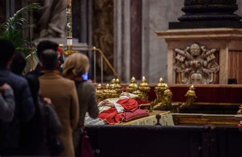 Corpo De Bento Xvi J Est Na Bas Lica De S O Pedro Renascen A