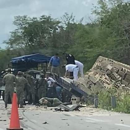 Accidente de vehículo militar en la Mérida Tekit un soldado prensado