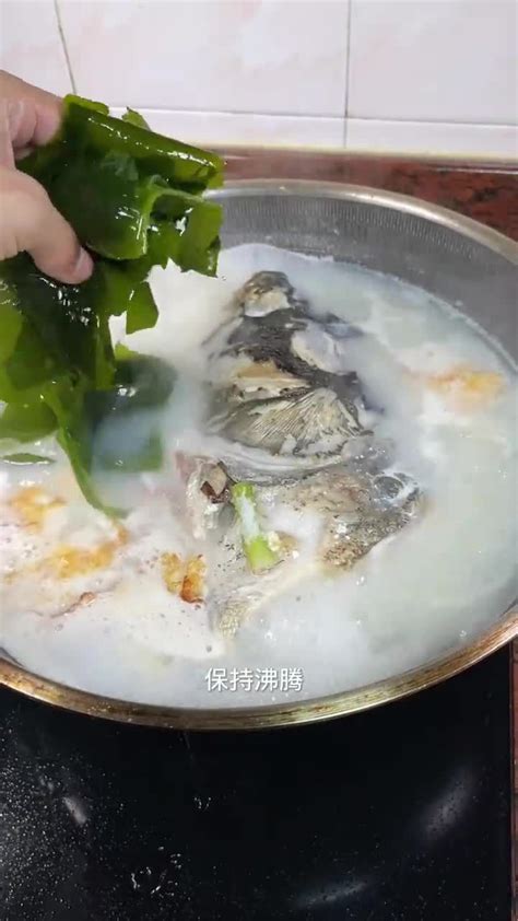 魚頭湯 想把魚頭湯做的跟牛奶一樣白，其實只要掌握這兩點，煎透再加開水，大火煮就行了 By 今日吃什么 Fish Recipes