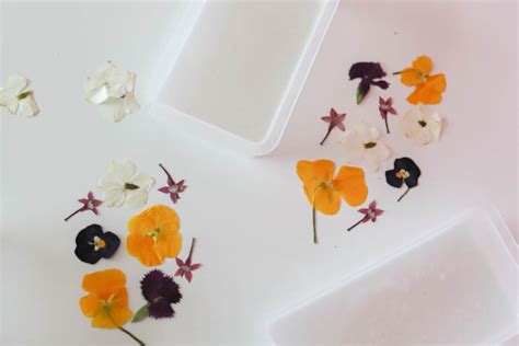 Pressed Flowers in Resin - Resin Crafts