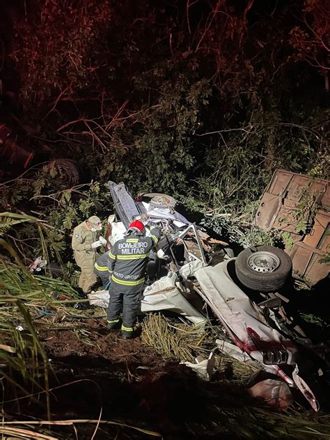 Homem fica preso às ferragens e morre em acidente entre carro e