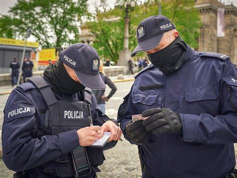 Koronawirus W Polsce Ile Mandat W Za Brak Maseczek Wystawi A Policja