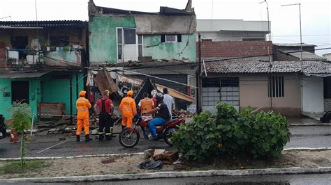 Após chuvas intensas fachada de imóvel desaba em Parnamirim