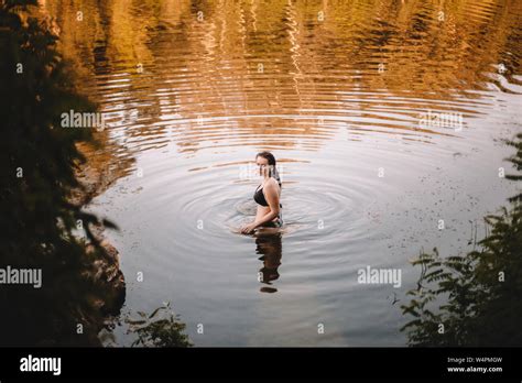 Jeune femme en bikini marron Banque de photographies et dimages à haute résolution Alamy