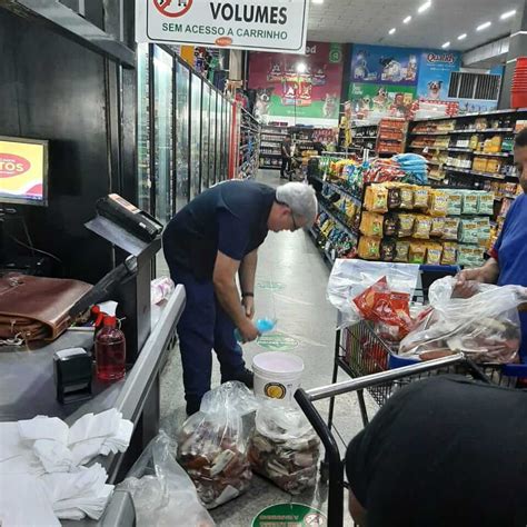 Procon AM autua supermercado por produtos impróprios