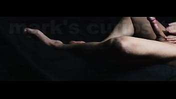 Hombre solo mostrando los pies y la masturbación de una gran polla en el sofá XVIDEOS