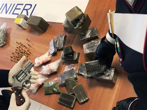 Droga Nel Rione Traiano Arresti Una Donna A Capo Dei Pusher