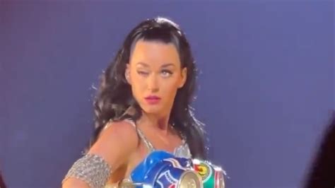 Katy Perry Verliert Bei Auftritt Kontrolle Ber Rechtes Auge Stars