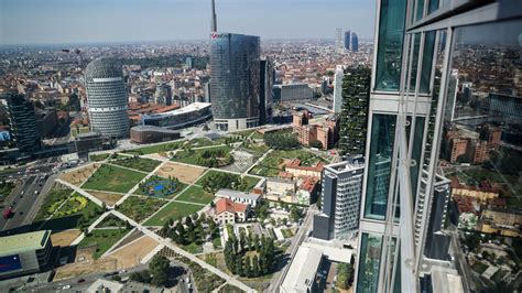 Il Belvedere Di Palazzo Lombardia Apre Gratis A Nonni E Nipoti