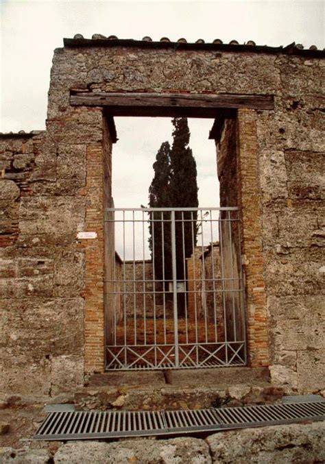 Front Door Of The Surgeon S House Pompeii Ancient Pompeii Pompeii