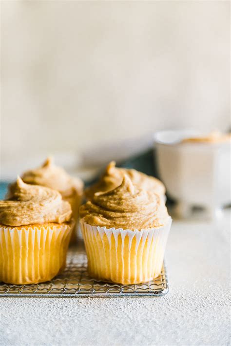 Vegan Maple Cashew Cream Cheese Frosting {Paleo Option}