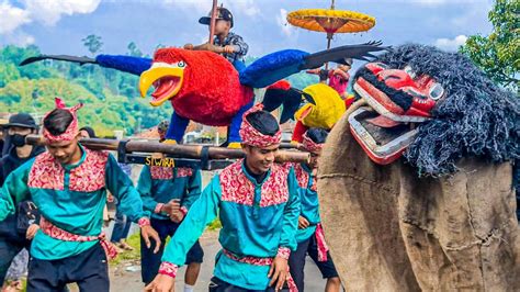 Arak Arakan Rajawali Benjang Kemeriahan Saat Menuju Lokasi Putra