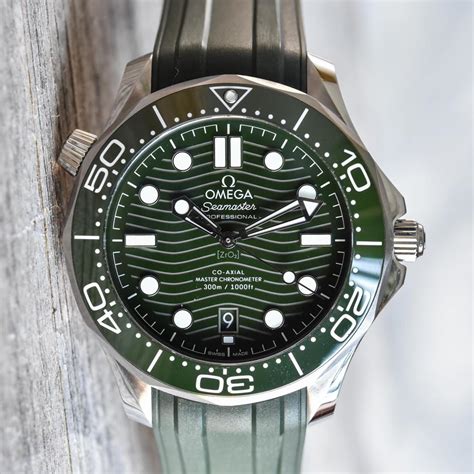 Omega Seamaster Diver M Master Chronometer Green Hulk Luxury