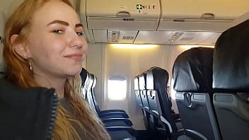 Avión público masturbación con la mano y mamada XVIDEOS