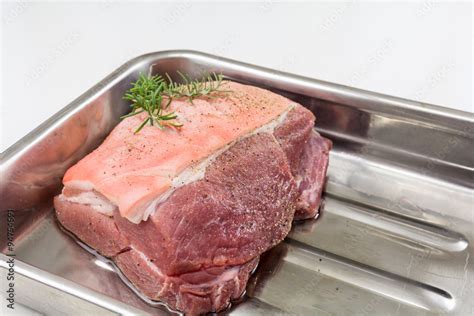 Rohes Schweinefleisch am Stück der Schweinebraten mit Kruste Stock