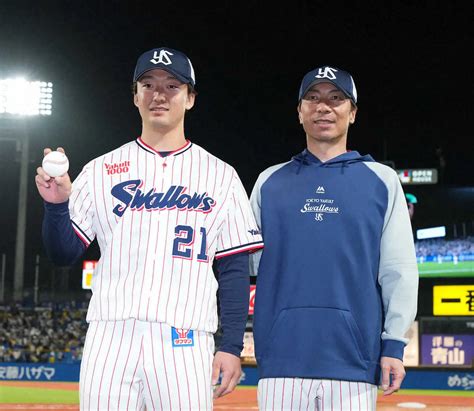 ＜ヤ・神＞プロ初勝利の吉村（左）は高津監督とウイニングボールを手に笑顔（撮影・沢田 明徳） ― スポニチ Sponichi Annex 野球