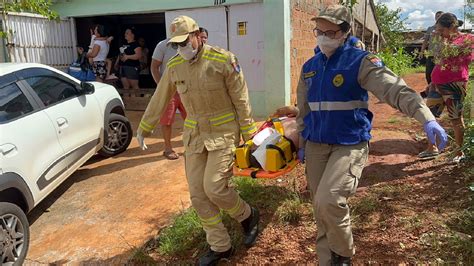 Homem sofre queda enquanto desmontava telhado e bate a cabeça CGN O