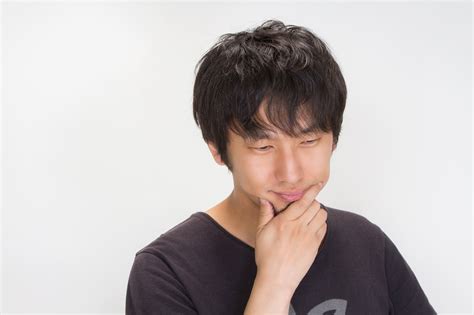 考える若い男性｜ぱくたそフリー素材