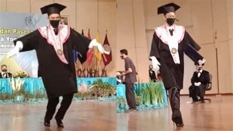 Viral Mahasiswa Bergaya Bak Model Saat Wisuda Aksi Kocak Berjalan