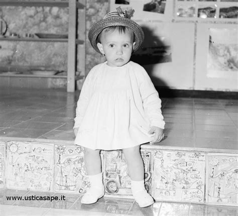 Ustica Anni Bambina Accompagnata Dal Fotografo Per Una Foto