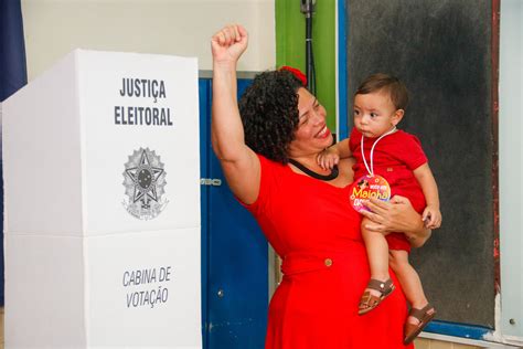 Candidata A Prefeita Do Recife Dani Portela Vota Em Gin Sio No Recife