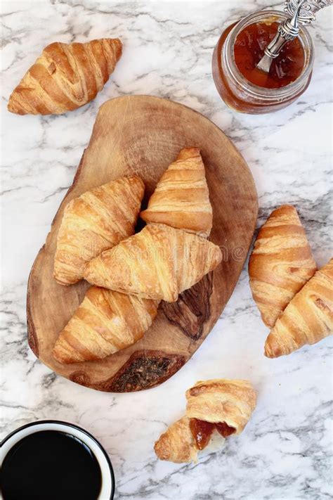 Croissants Met Jam En Een Koffiebeker Stock Afbeelding Image Of