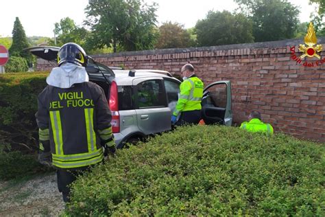 Ubriaco Finisce Con L Auto Contro La Recinzione Di Una Casa