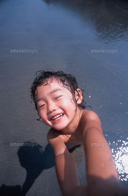 海岸で笑う日本人の男の子[02148010272]の写真素材・イラスト素材｜アマナイメージズ