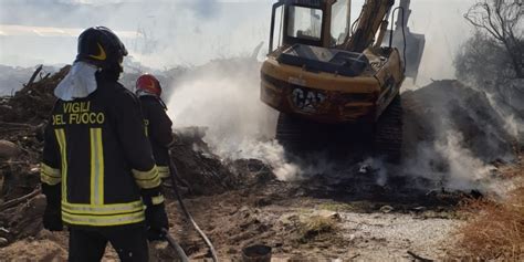 Nuovo Incendio Di Rifiuti Nel Catanzarese Discarica In Fiamme Tra