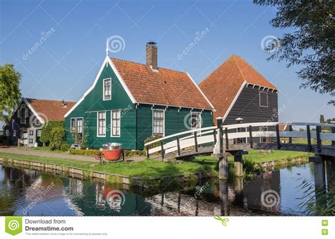 Casa De Madeira Holandesa Tradicional E Ponte Branca Em Zaanse Schans